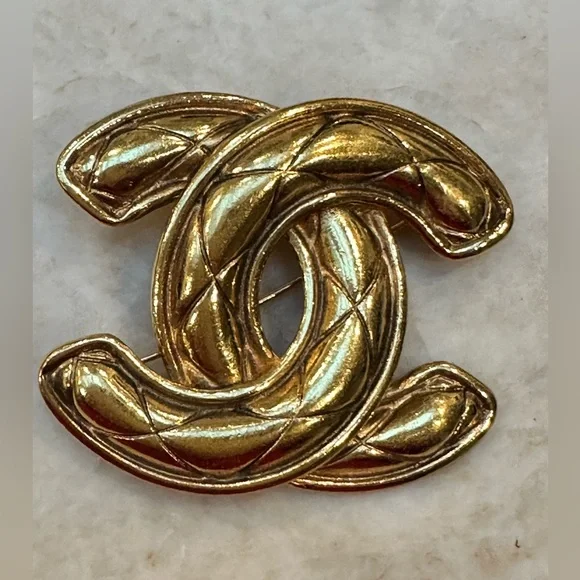 CHANEL Vintage Gold-Tone CC Matelesse Logo Brooch. Authentic, pre-loved. - Picture 2 of 11